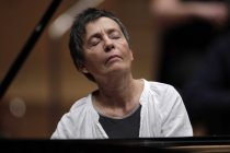 Portugiesische Pianistin Maria João Pires begleitet das Budapest Festival Orchestra unter der Leitung des ungarischen Dirigenten Iván Fischer in der Philharmonie Köln (© Thomas Brill)